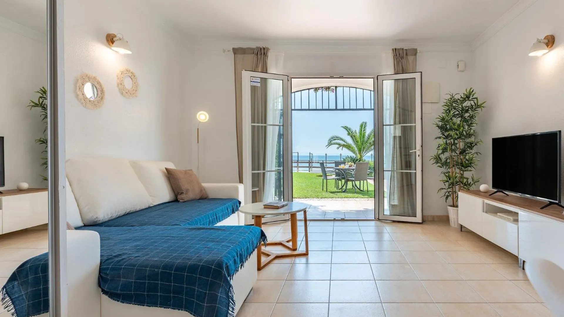 Cozy Beach Front House With Open Sea Views Located In Calahonda Only Few Minutes Away From Marbella - Costa Del Sol - Cs120 Mijas