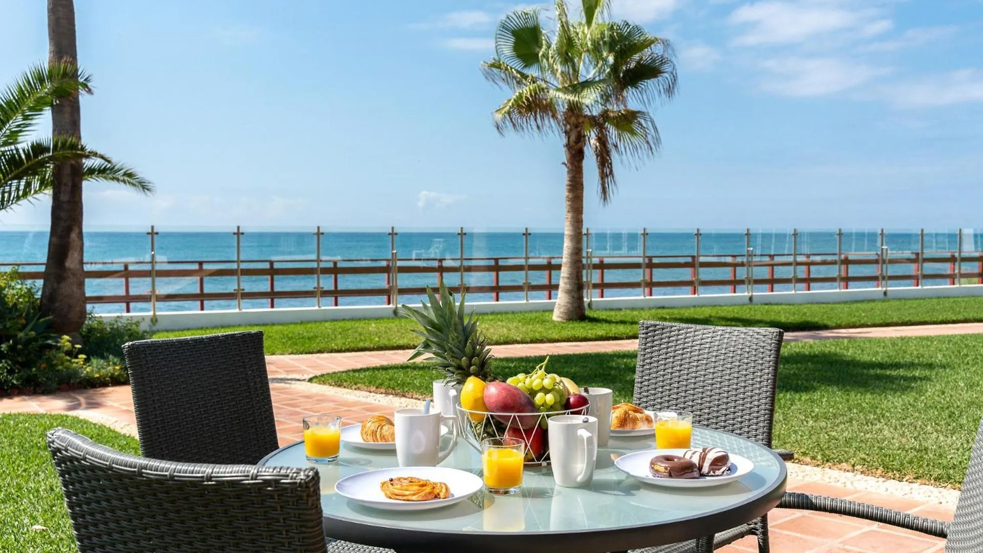 Cozy Beach Front House With Open Sea Views Located In Calahonda Only Few Minutes Away From Marbella - Costa Del Sol - Cs120 Mijas Сasa de vacaciones
