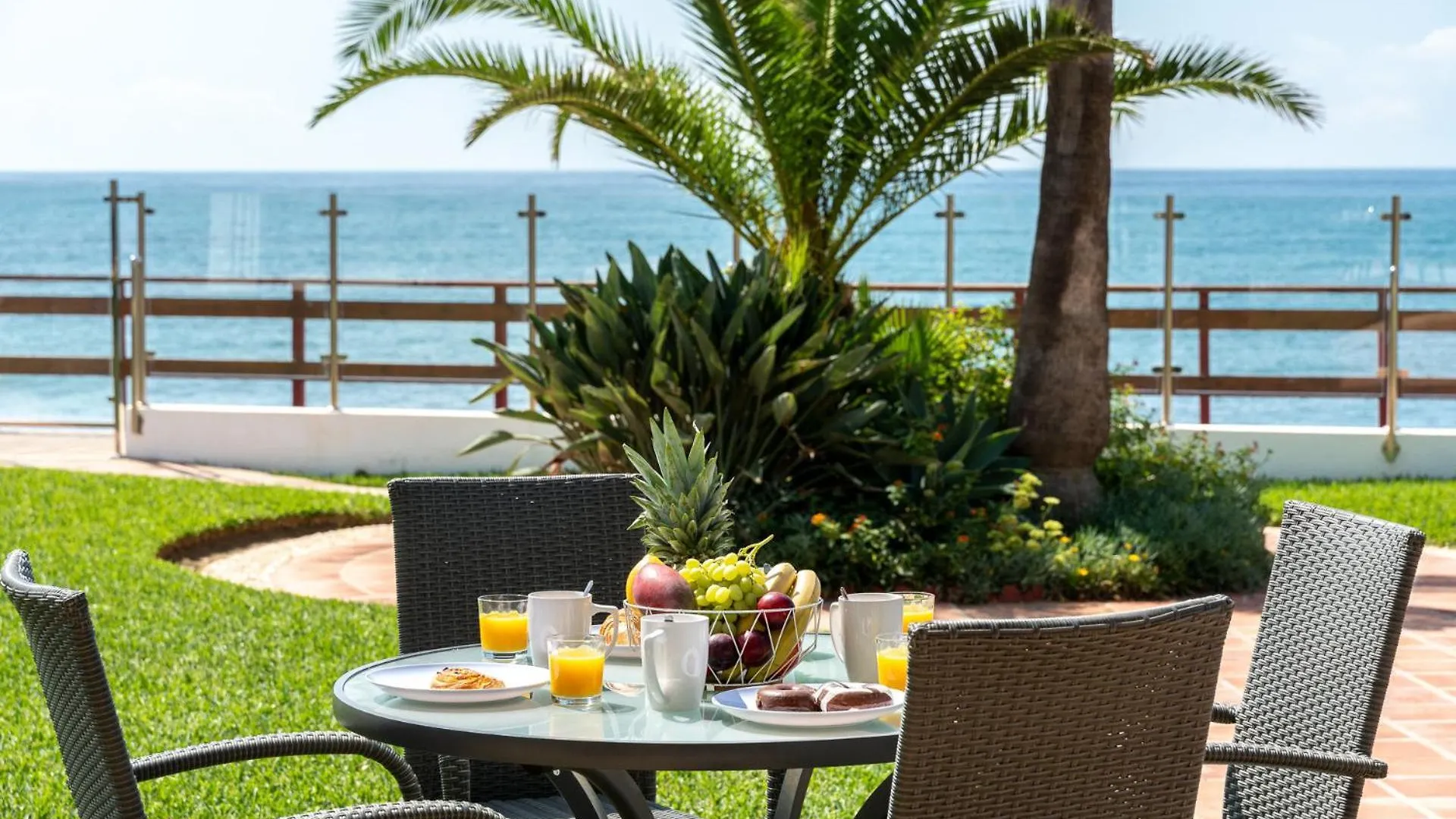 Cozy Beach Front House With Open Sea Views Located In Calahonda Only Few Minutes Away From Marbella - Costa Del Sol - Cs120 Mijas Feriehus
