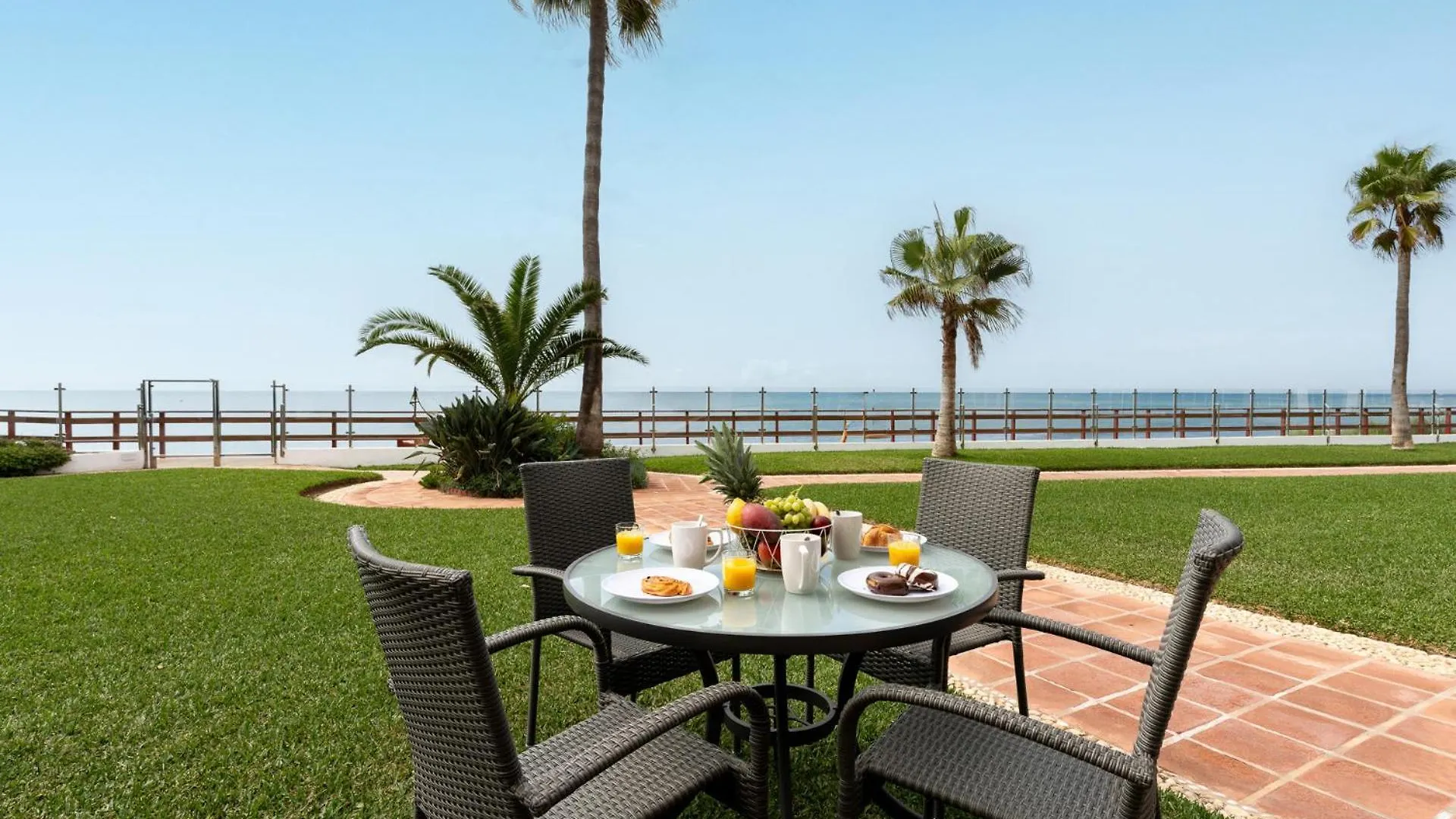 Cozy Beach Front House With Open Sea Views Located In Calahonda Only Few Minutes Away From Marbella - Costa Del Sol - Cs120 Mijas